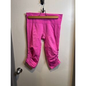 Lululemon Ebb and Flow Capri Leggings Heathered Pink Size 8‎